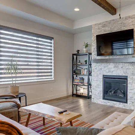 Scenic Modern Home With Private Patio & Fireplace